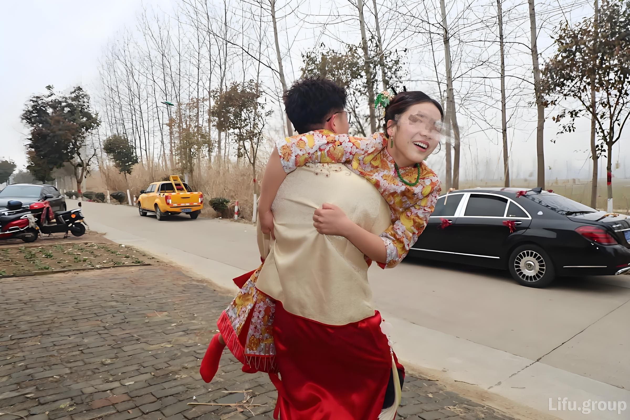 抢红 重庆婚俗_副本.jpg